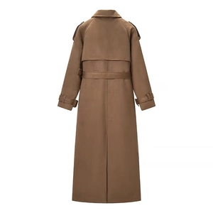 Détails du dos du trench-coat kaki avec épaulettes, bavolet et ceinture de taille ajustable