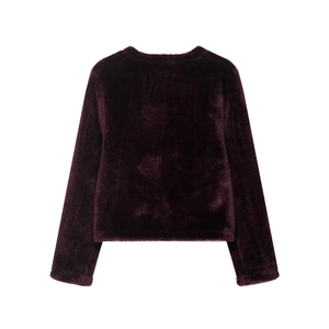 Détail de la texture en fausse fourrure violet foncé sur une veste courte col rond