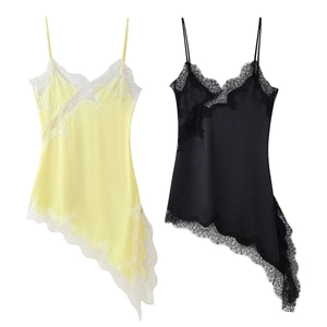 Détail de caracos en soie jaune et noir avec dentelle et ourlet asymétrique élégant