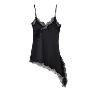 Détail du caraco en satin noir avec bordure en dentelle et ourlet asymétrique