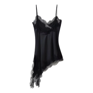Détail de la robe en satin noir avec dentelle et ourlet irrégulier de style asymétrique