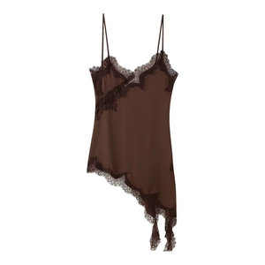 Détail d'un caraco en satin marron foncé avec dentelle cils et ourlet asymétrique