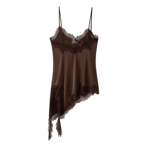 Détail du caraco en satin marron avec bordure en dentelle et ourlet asymétrique