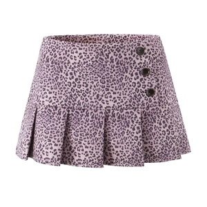Détail d'une mini-jupe plissée léopard avec taille haute et trois boutons décoratifs