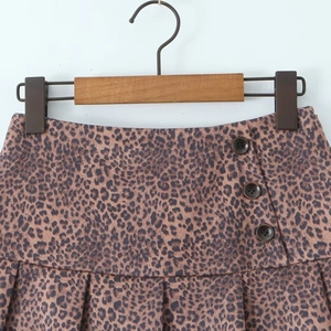 Mini-jupe plissée léopard à taille haute pour femme avec boutons décoratifs élégants