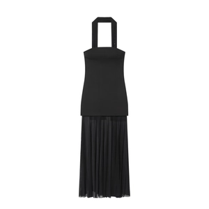 Détail de la robe licou noire élégante avec panneaux plissés transparents et dos nu raffiné