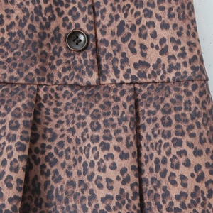 Jupe courte plissée à imprimé léopard avec taille haute et bouton en résine marron foncé