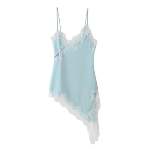 Vue détaillée de la bordure en dentelle blanche sur une robe nuisette en satin bleu