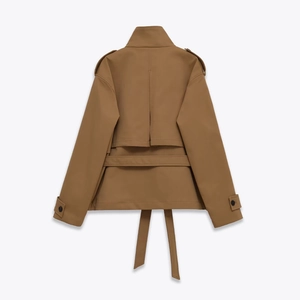 Vue arrière d'une veste trench kaki avec épaulettes et ceinture réglable à la taille
