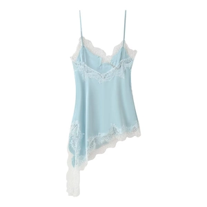 Détail de robe de nuit bleu clair en soie avec bordure en dentelle et ourlet irrégulier