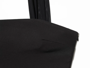 Détail d'une bretelle froncée en résille et fermeture éclair invisible sur robe noire