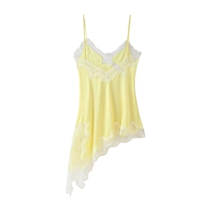 Robe en soie jaune avec dentelle blanche et ourlet asymétrique sur fond blanc