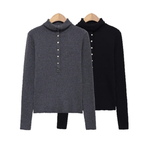 Haut en tricot côtelé pour femme avec col montant et boutons métalliques décoratifs