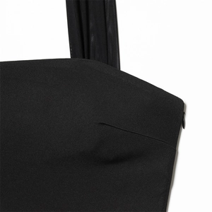 Robe noire élégante avec bretelles en mesh et fermeture éclair latérale invisible