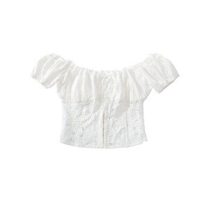 Détail d'un haut court blanc à épaules dénudées avec dentelle florale et manches bouffantes