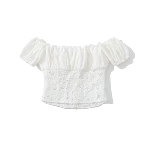 Détail du crop top blanc à épaules dénudées avec dentelle rose et manches bouffantes