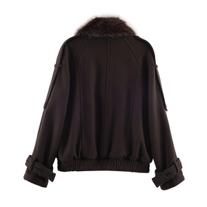 Vue détaillée d'une veste courte marron pour femme avec col en fourrure et taille