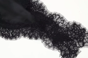 Gros plan sur la dentelle cil noire raffinée avec motifs floraux et maille ajourée