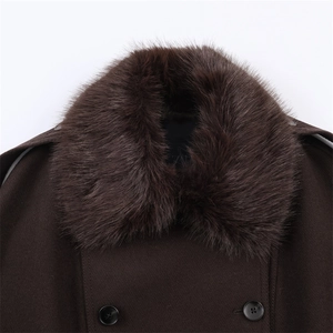 Détail du col en fourrure luxueuse et double boutonnage sur le manteau en laine marron