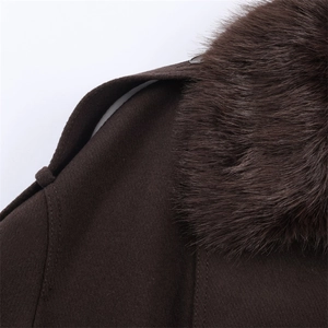 Détail du col en fourrure d'hiver et des pattes d'épaule sur un manteau en laine