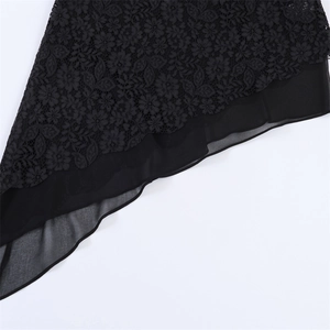 Détail de l'ourlet asymétrique en dentelle florale avec couches de mousseline noire