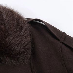 Détail du manteau marron foncé avec pattes d'épaule et col en fourrure luxueuse