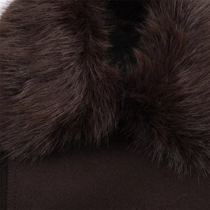 Détail du col en fausse fourrure moelleuse et du tissu en laine du manteau marron