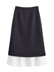 Detail eines High-Waist A-Linien-Rocks mit schwarzem Body und weißem Volant-Saum