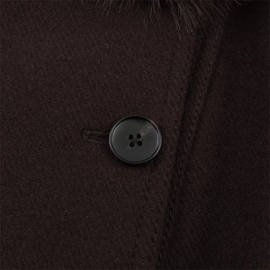 Gros plan détaillé du manteau en laine marron foncé avec bouton noir et col en fourrure