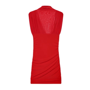Vue détaillée d'une robe courte rouge sans manches avec empiècement en mesh et fronces