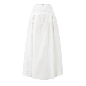 Jupe longue blanche élégante avec patchwork de dentelle et liens latéraux en coton