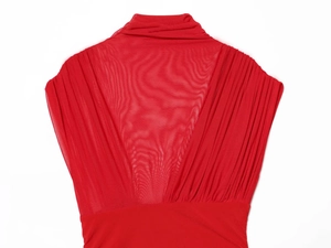 Détail de robe courte rouge avec col montant, empiècement en résille et tissu plissé