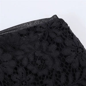 Haut asymétrique chic en dentelle noire pour femmes avec détails de fleurs en maille