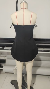 Détail d'une robe bustier noire courte avec fermeture éclair au dos et ourlet arrondi