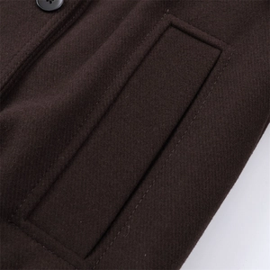 Manteau d'hiver en fourrure synthétique marron foncé avec boutons à double boutonnage