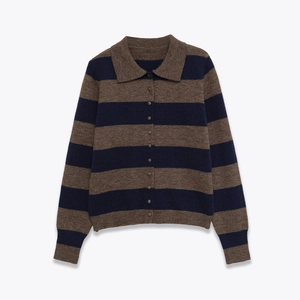 Dettaglio maglione polo in maglia a righe blu navy e marroni con bottoni scuri