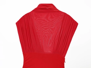 Détail du patchwork en mesh rouge sur robe avec tissu froncé et fermeture éclair