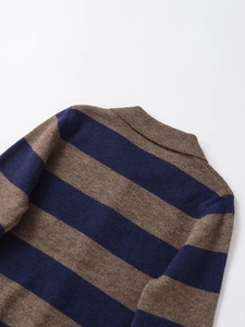 Dettaglio del colletto polo sul maglione a maglia a righe blu navy e marrone