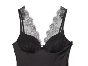 Dettaglio del top in raso nero con raffinato pizzo cigliato e scollo a V profondo elegante