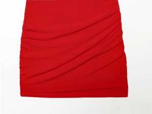 Détail de la texture froncée horizontale sur le tissu de cette robe courte rouge moulante