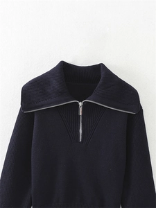 Dettaglio maglione a coste blu scuro con mezza zip argentata e colletto a polo elegante