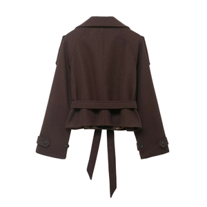 Vue arrière du manteau court en laine marron avec ceinture à la taille et revers chic