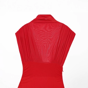 Robe rouge tendance avec patchwork en tulle transparent et détails plissés aux épaules
