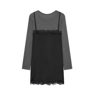 Détail de la dentelle noire et texture soie sur la robe patchwork grise à manches longues