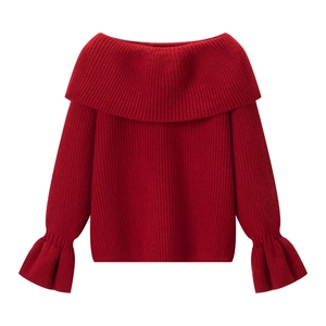 Dettaglio del maglione rosso con spalle scoperte, maniche a campana e trama a coste