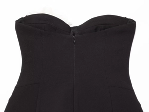 Détail du haut noir à décolleté en cœur avec coutures structurées et fermeture éclair invisible