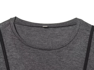 Détail du col rond gris avec ruban noir contrasté et finitions de couture