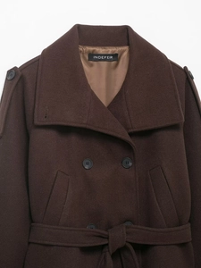 Détail rapproché d'un manteau en laine café à double boutonnage avec revers et ceinture