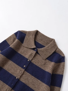 Dettaglio di cardigan in maglia a righe con chiusura a bottoni e colletto classico