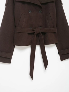 Détail du double boutonnage et de la texture en laine du manteau court marron chic